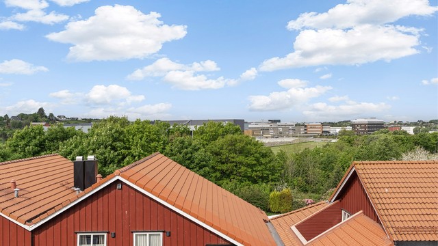 Fra leiligheten ser man mot grøntområder og Vardenes skole, som ligger i trygg gangavstand.