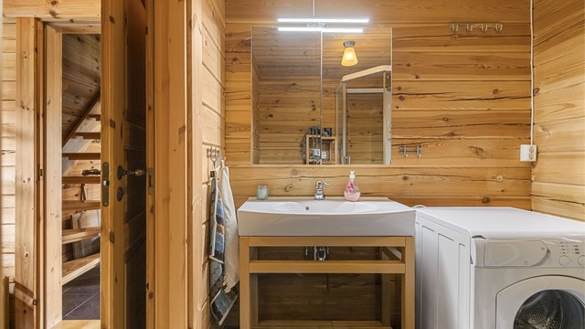 Badet i første etasje har flislagt gulv med gulvvarme.