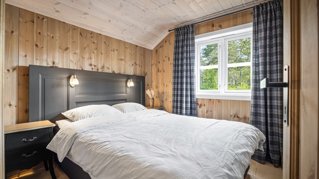 Badet og hyttas tre soverom er samlet i praktisk nærhet omkring gangen/entreen, tilbaketrukket fra romløsningens sosiale del.