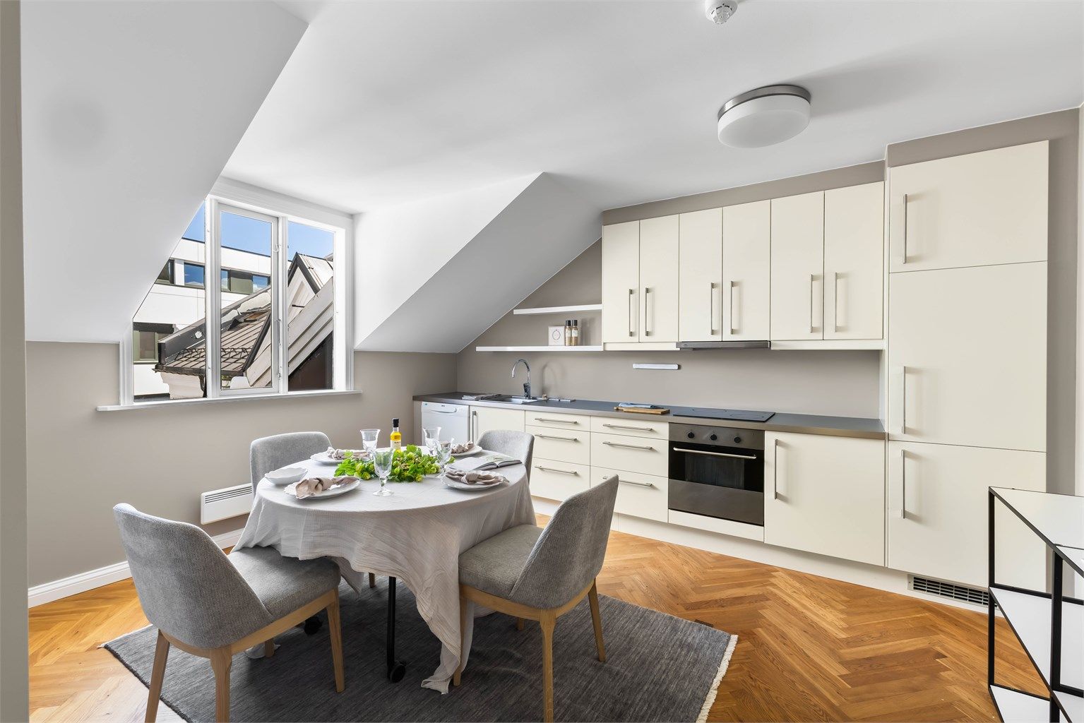 Toppleilighet i en klassisk bygård fra 1906, med parkettgulv og moderne fasiliteter.

Foto: Sørvær Media
