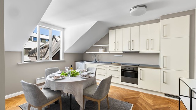 Toppleilighet i en klassisk bygård fra 1906, med parkettgulv og moderne fasiliteter.
Foto: Sørvær Media