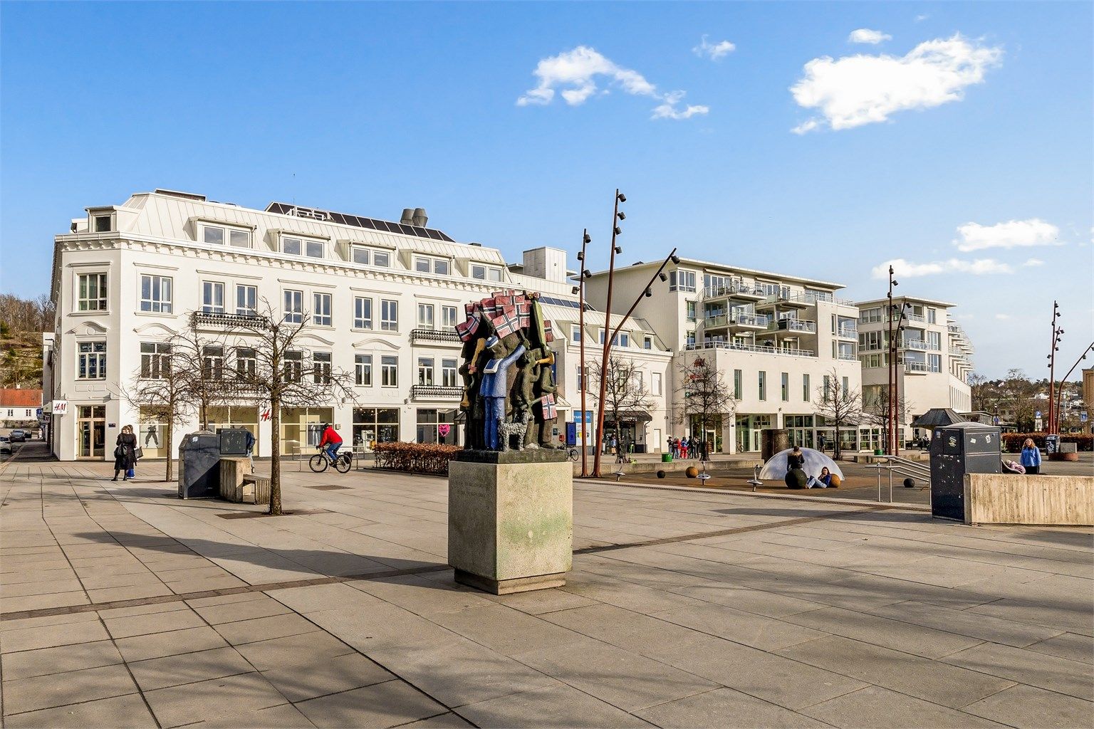 Her bor du med byens liv rett utenfor døren, med et rikt utvalg av kafeer, restauranter og kulturtilbud.