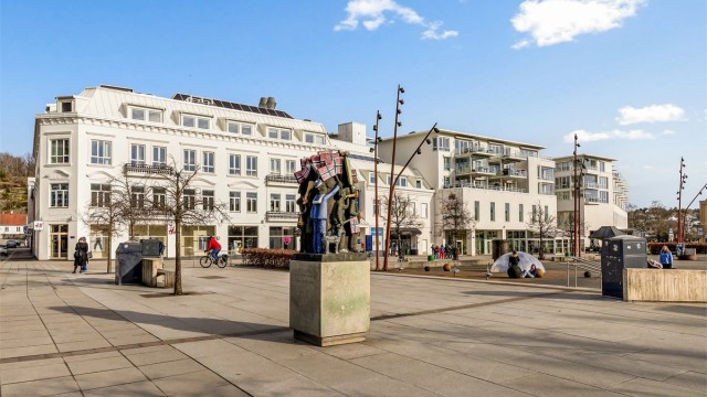 Her bor du med byens liv rett utenfor døren, med et rikt utvalg av kafeer, restauranter og kulturtilbud.
