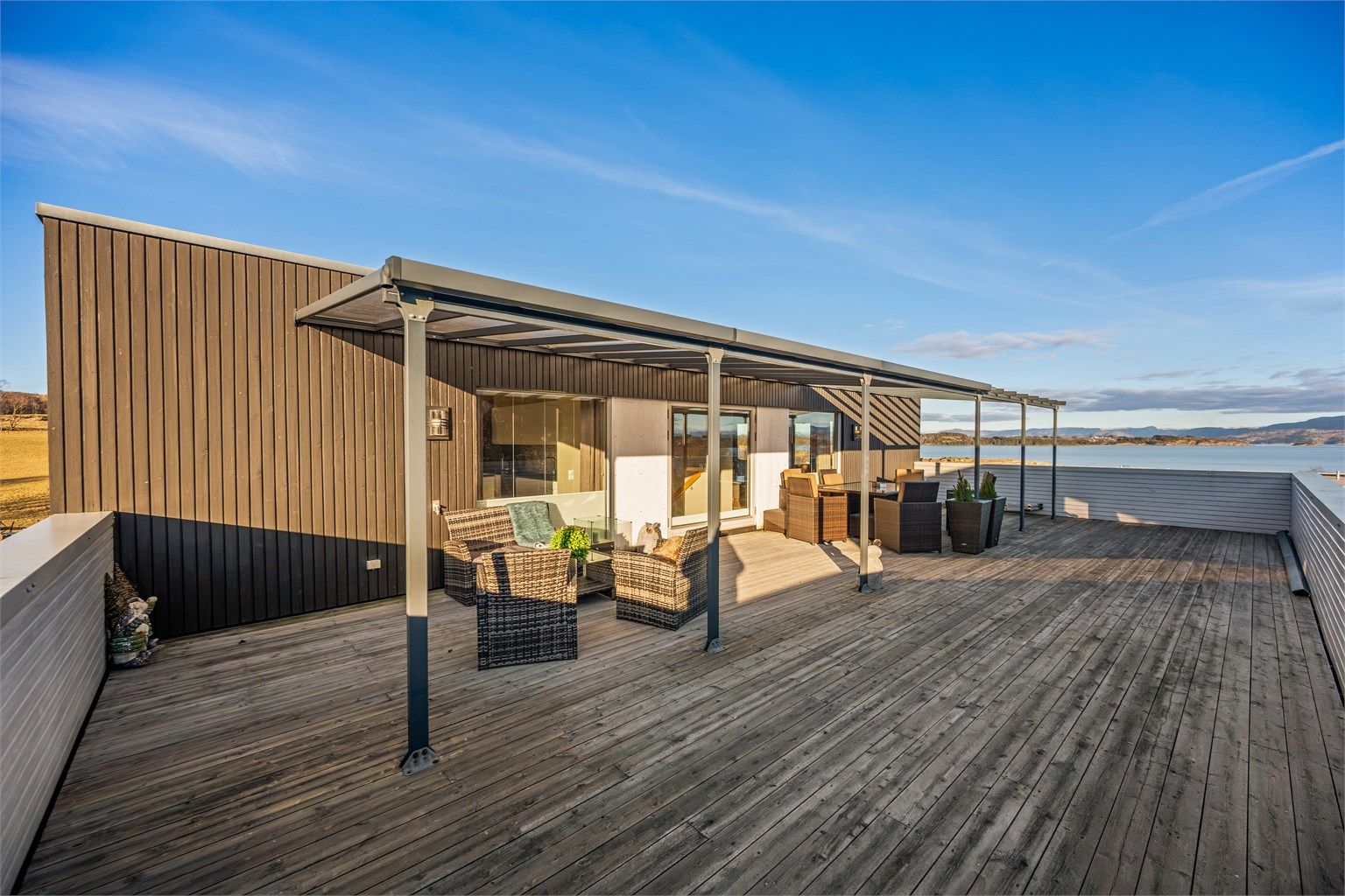 Velkommen til Nordhusmarka 25. Den imponerende takterrassen på 76 m² er et av boligens fremste kvaliteter.