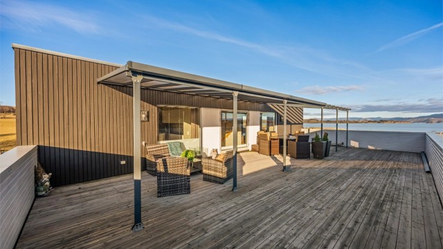 Velkommen til Nordhusmarka 25. Den imponerende takterrassen på 76 m² er et av boligens fremste kvaliteter.