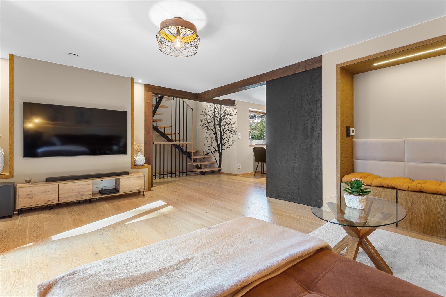 Stue med plass til sofagruppe og spisebord