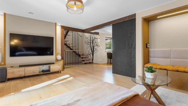 Stue med plass til sofagruppe og spisebord