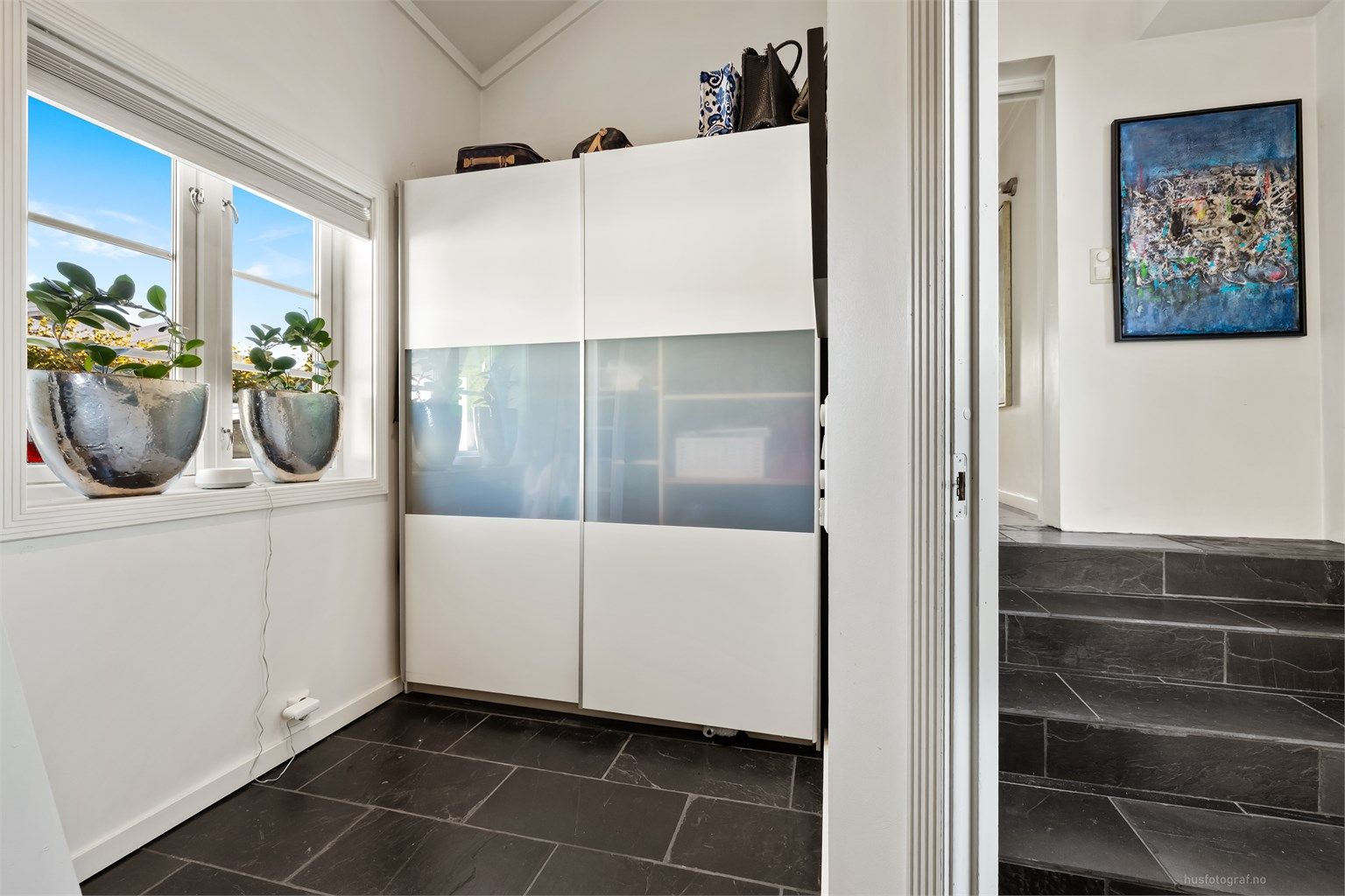 Soverommet har skyvedørsgarderobe, gulvvarme, god takhøyde samt hems (gulvareal på ca. 4 kvm).