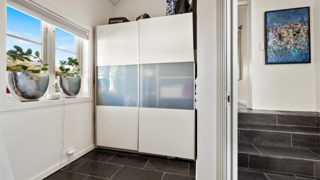 Soverommet har skyvedørsgarderobe, gulvvarme, god takhøyde samt hems (gulvareal på ca. 4 kvm).