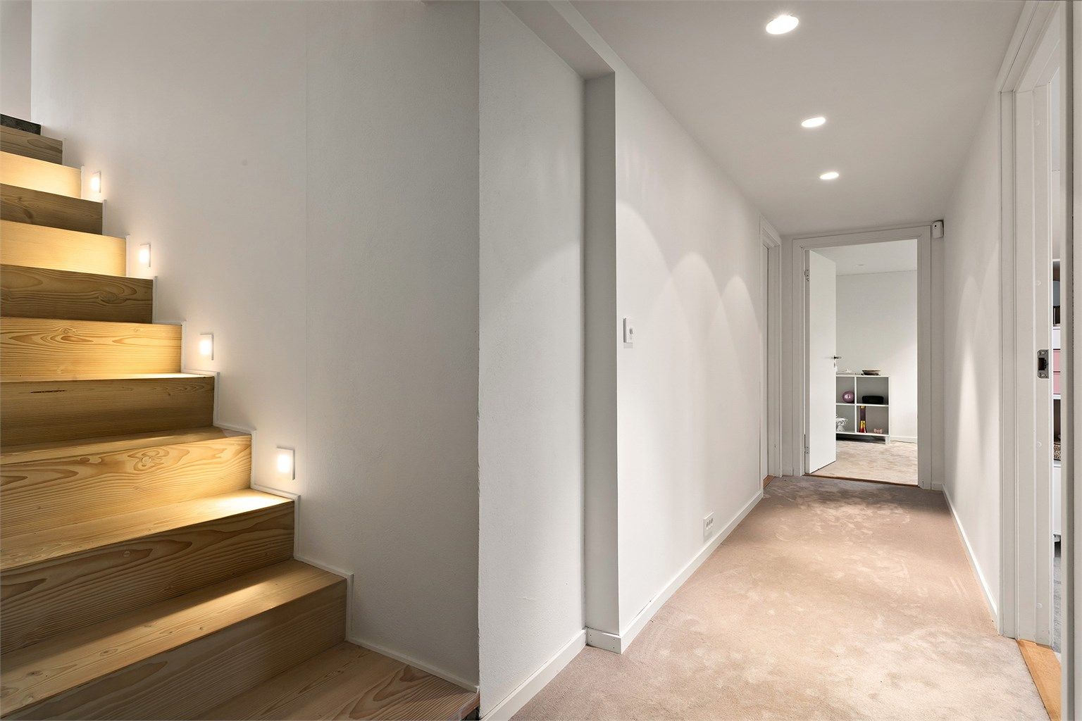 Trapp til underetasje. Heltre Dinesen Douglas i trinn