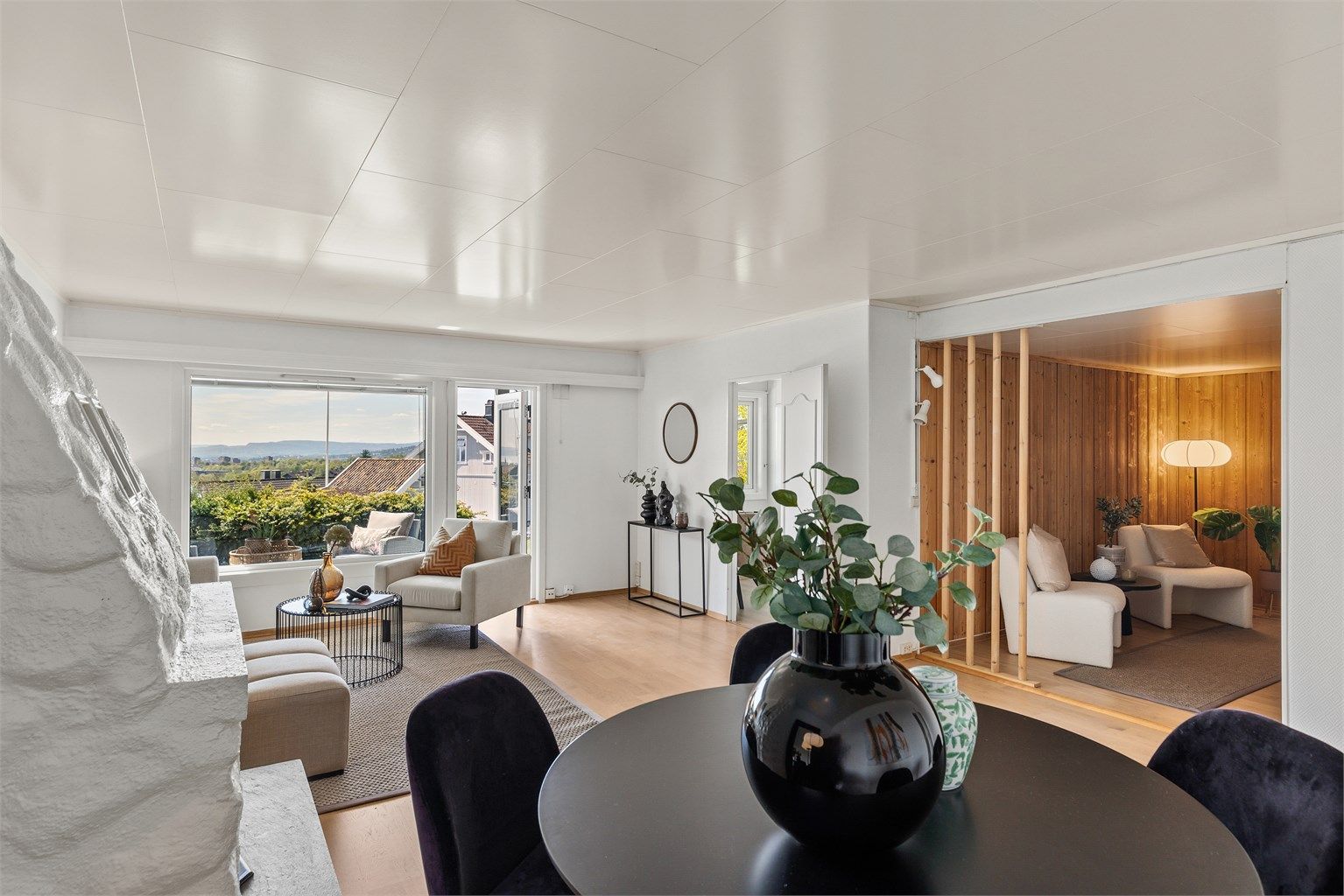 Velkommen til Betzy Kjelsbergs vei 17 C, en romslig selveier med oppussingsbehov. Stor solrik uteplass