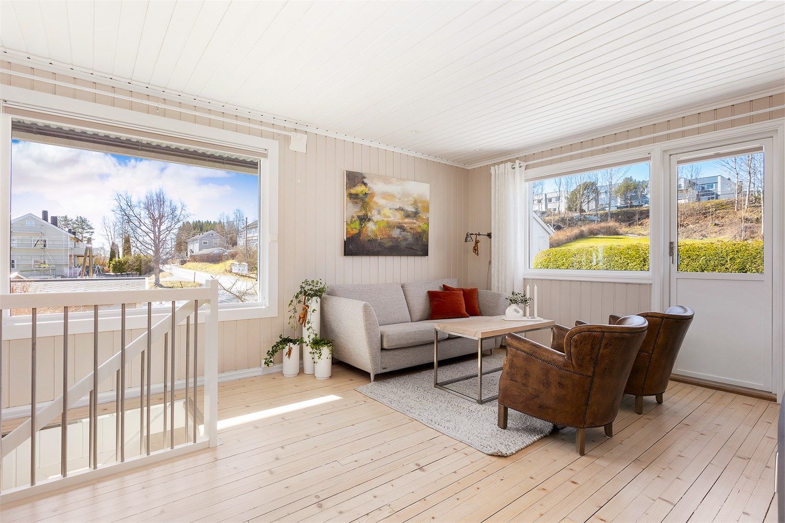 Fra stuen er det utgang til solrik terrasse og hage.