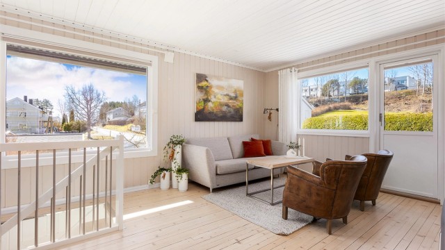 Fra stuen er det utgang til solrik terrasse og hage.