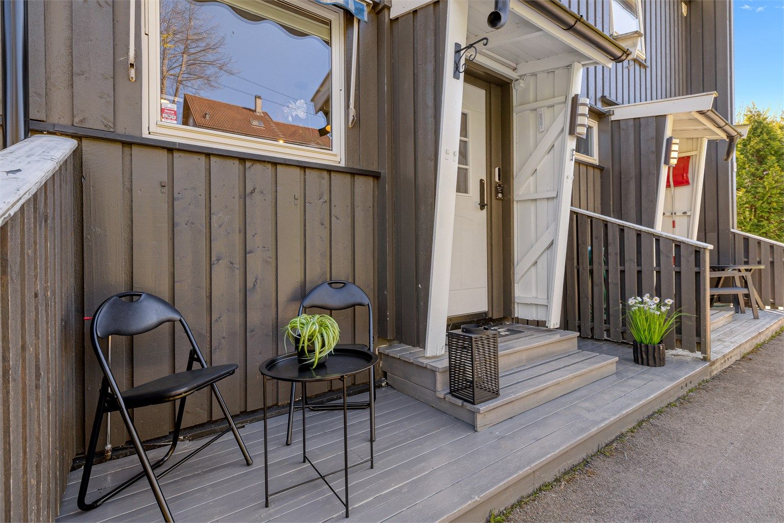 Inngangspartiet har en koselig liten terrasseplatting for hyggelige kaffestunder