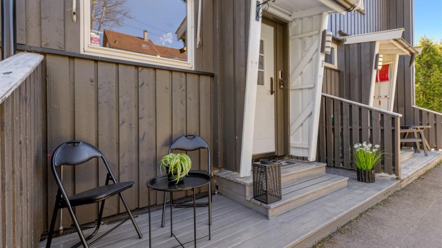 Inngangspartiet har en koselig liten terrasseplatting for hyggelige kaffestunder