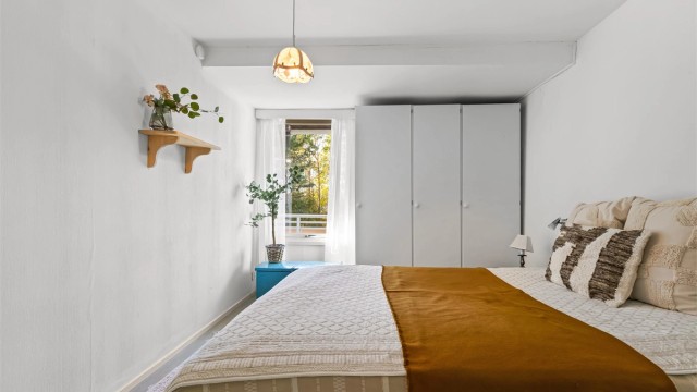 Hovedsoverom med vindu mot balkongen