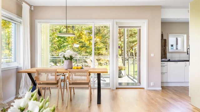 Skogen er et naturskjønt bakteppe til de fleste rom. Dette utsynet er spesielt flott ved større snøfall vinterstid.