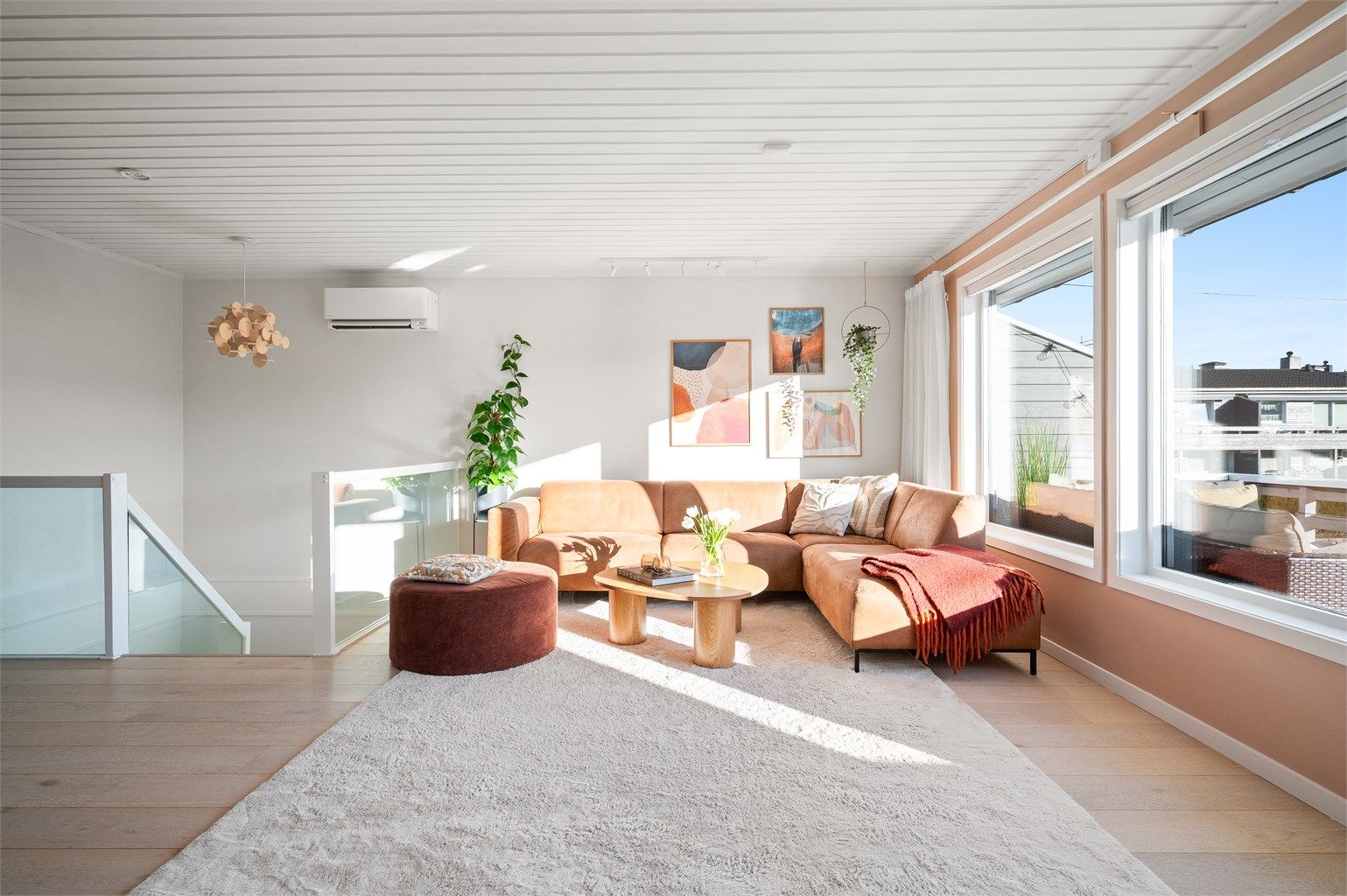 Åpen og romslig stue med store vindusflater og god romfølelse. 