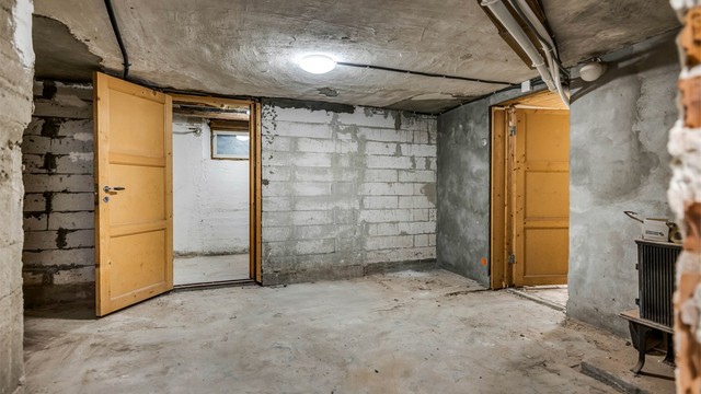 Kjelleren er delvis innredet med utlektede vegger og delvis uinnredet med bodarealer. Gulvflater av parkett, betong, malt betong og gulvbelegg.
