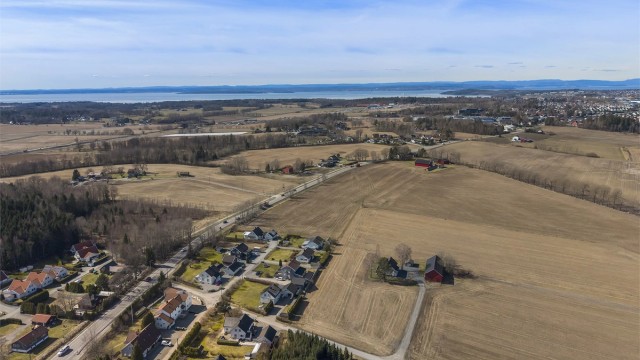 Området har et godt utvalg av skoler og barnehager, som Halmstad og Ekholt, innen få minutters kjøring.