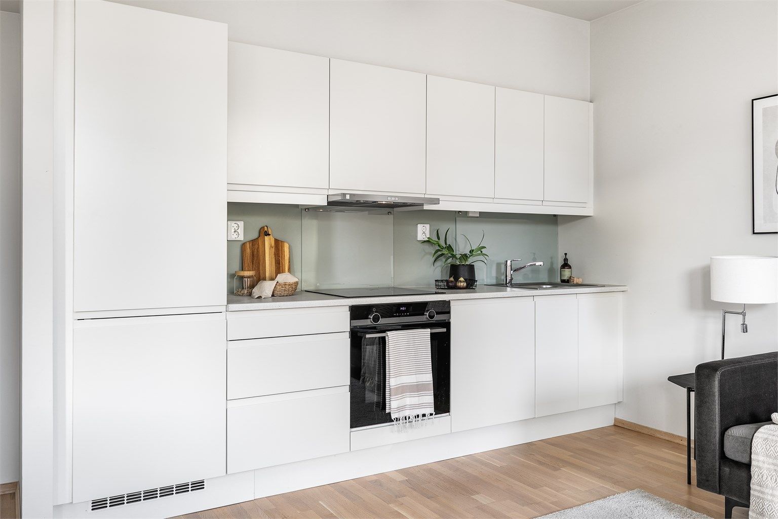 Romløsningen er meget effektiv; kjøkkenet er montert åpent i stuen.