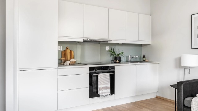 Romløsningen er meget effektiv; kjøkkenet er montert åpent i stuen.