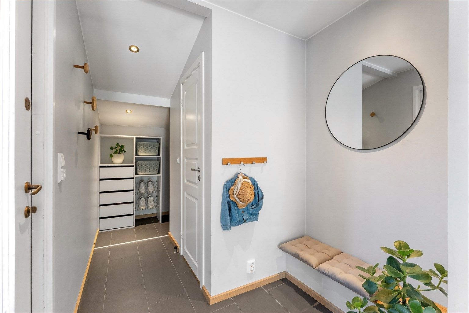 Innbydende og hyggelig entré med god plass for yttertøy