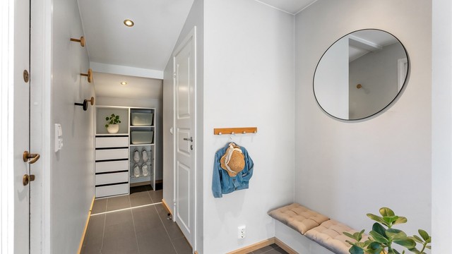 Innbydende og hyggelig entré med god plass for yttertøy