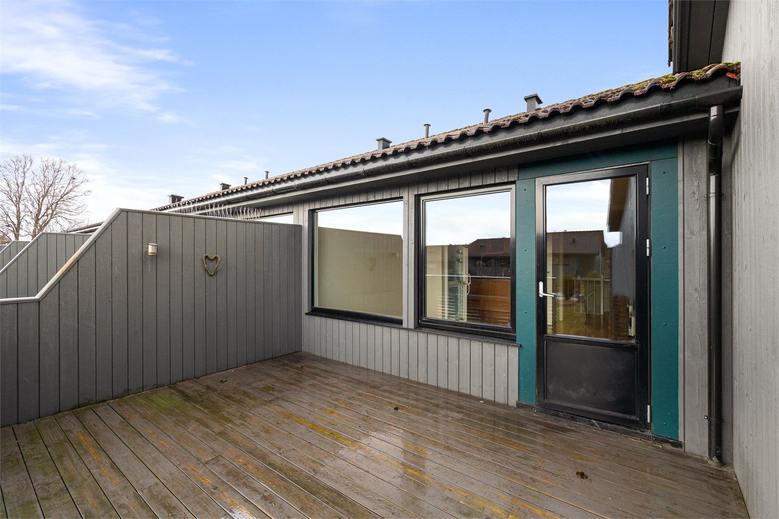 Terrassen fungerer som en fin forlengelse av stuen på varme dager.