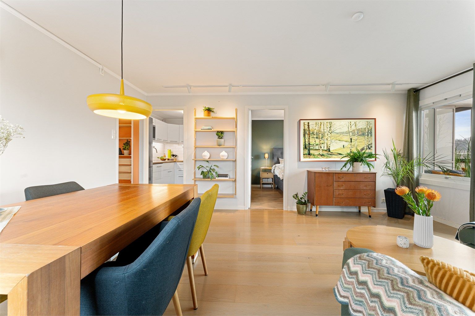 Moderne skinnesystem i taket gir fleksibel og god belysning i hele rommet.