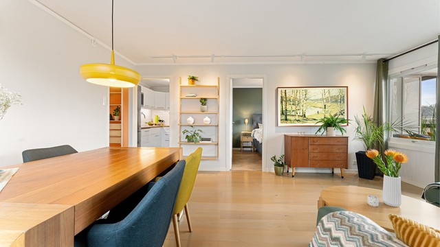 Moderne skinnesystem i taket gir fleksibel og god belysning i hele rommet.