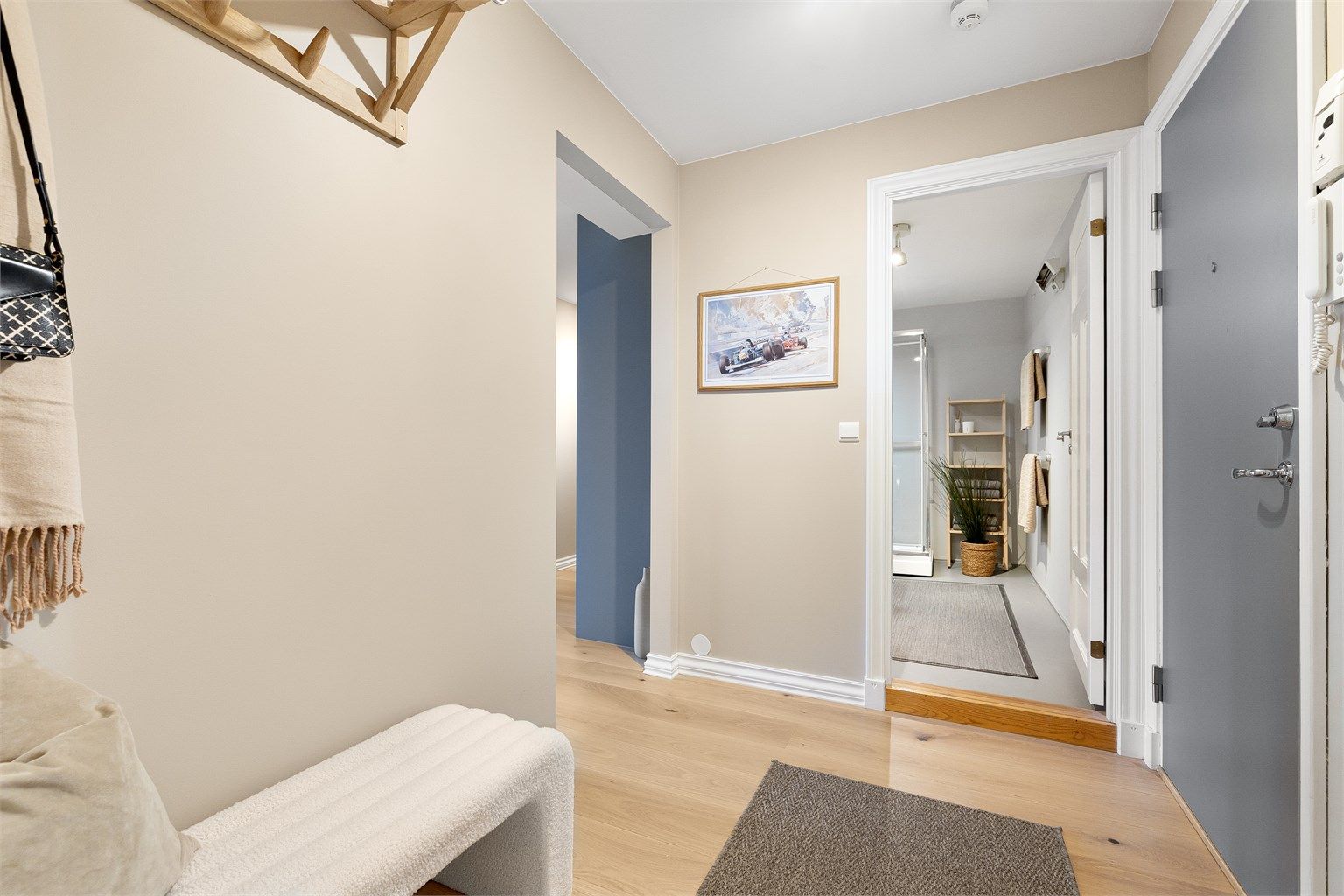 Fra gangen er det adkomst til et funksjonelt bad.