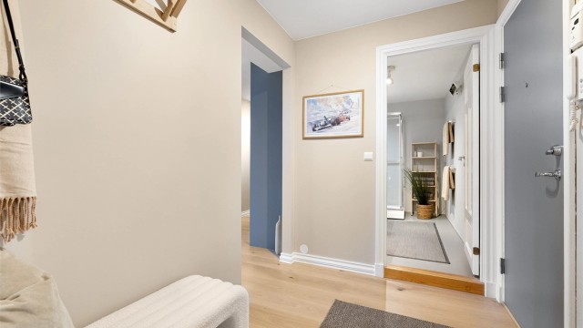 Fra gangen er det adkomst til et funksjonelt bad.