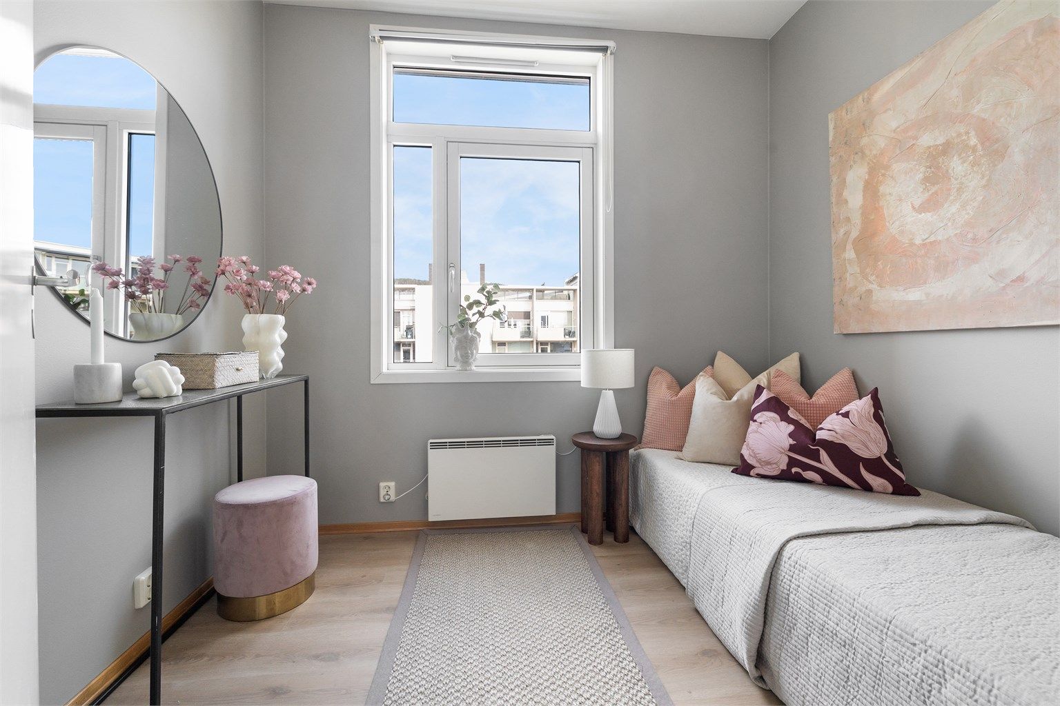 Det andre soverommet egner seg godt som barnerom, gjesterom eller kontor.