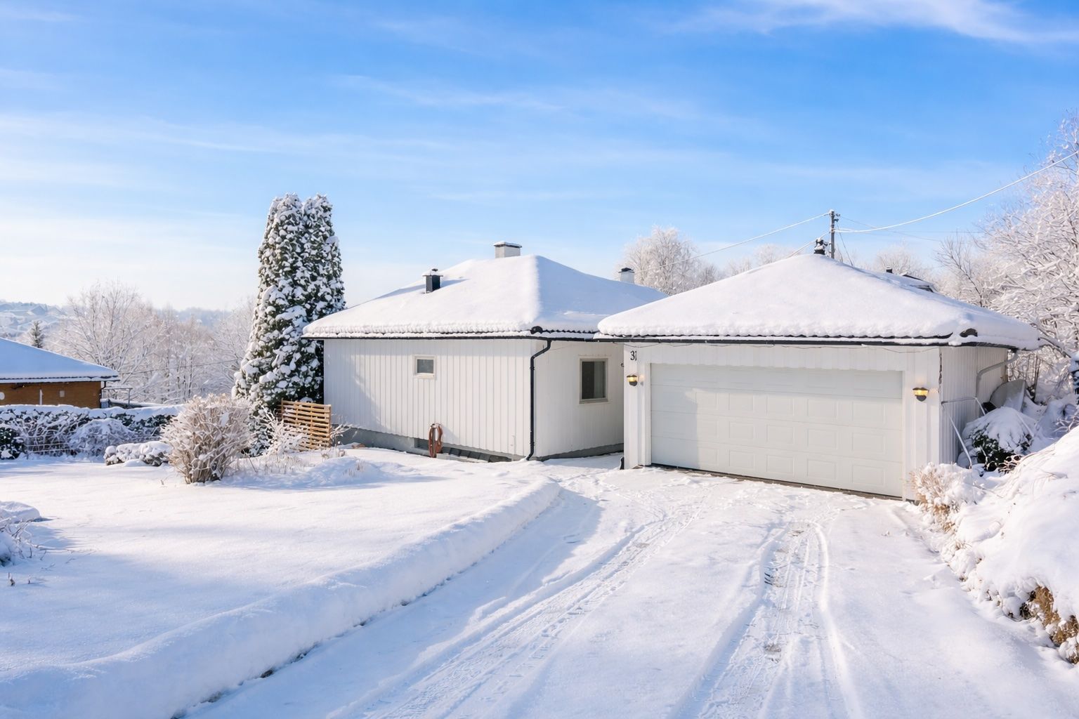 Velkommen til Klokkergårdsveien 31, en innholdsrik enebolig med dobbelgarasje og elbillader. Foto: Zovenfra