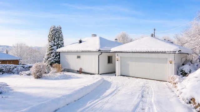 Velkommen til Klokkergårdsveien 31, en innholdsrik enebolig med dobbelgarasje og elbillader. Foto: Zovenfra