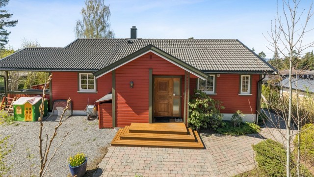 Eiendommen har en usjenert beliggenhet innerst i en blindvei, med en tomt som grenser til fri natur mot øst.