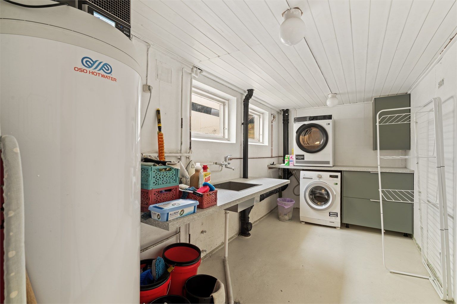 Praktisk vaskekjeller med varmtvannsbereder og opplegg for vaskemaskin