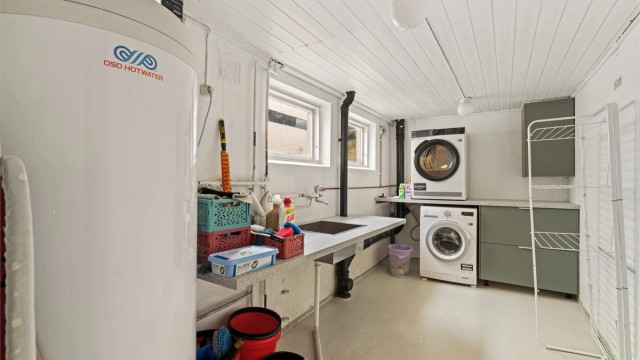 Praktisk vaskekjeller med varmtvannsbereder og opplegg for vaskemaskin