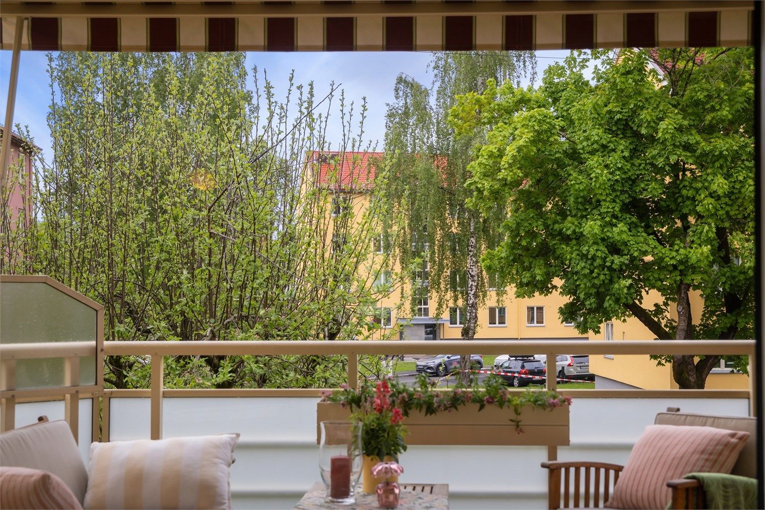 Betongkonstruksjoner på ca. 10 m². Trefliser på gulv. Rekkverk av stålkonstruksjoner med frostet glass
