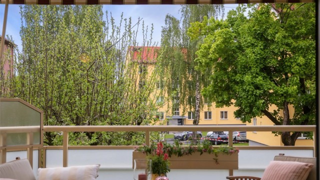 Betongkonstruksjoner på ca. 10 m². Trefliser på gulv. Rekkverk av stålkonstruksjoner med frostet glass