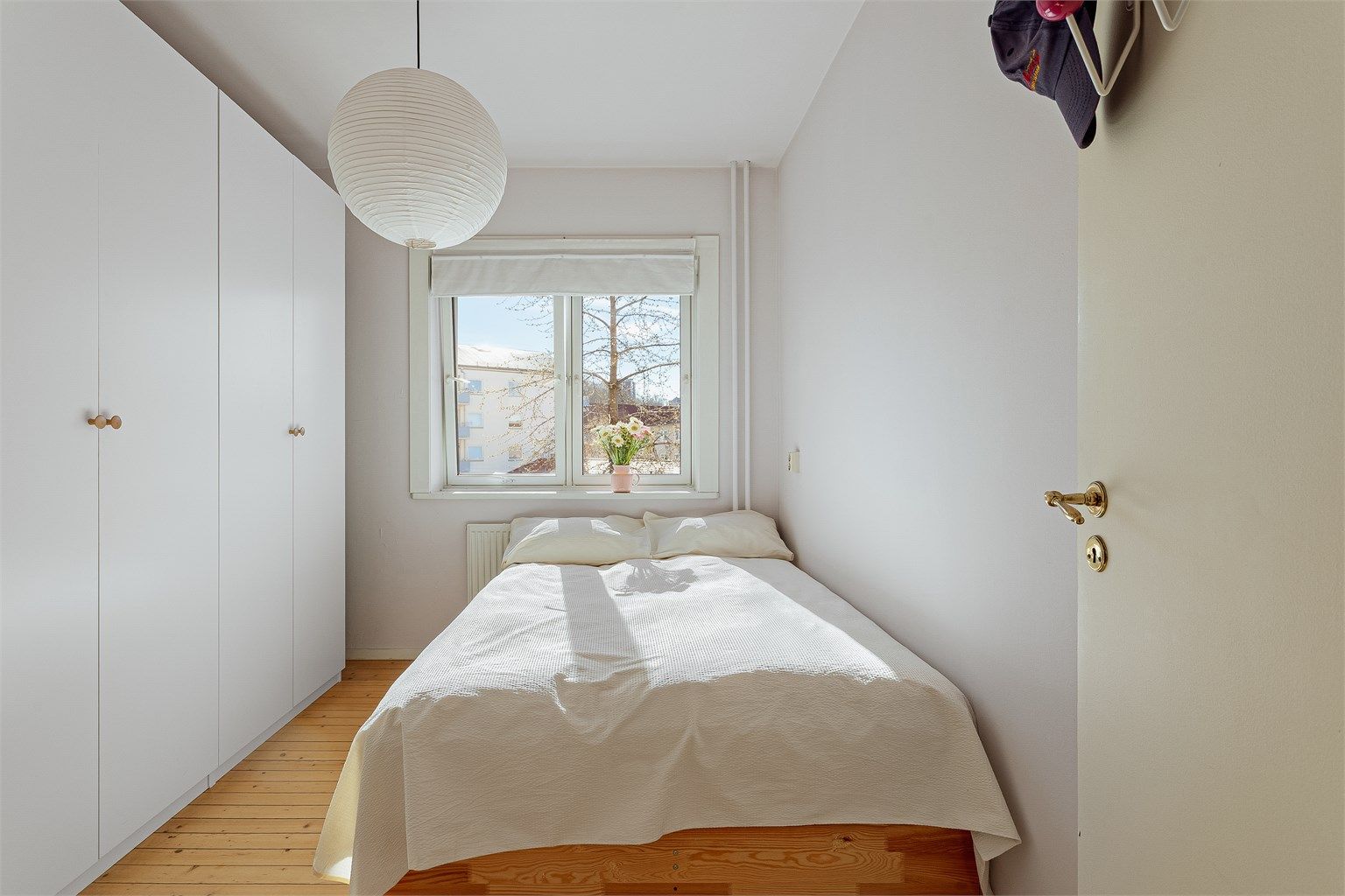 Soverommet har god plass til dobbeltseng og en hel garderobevegg for rikelig med oppbevaring.