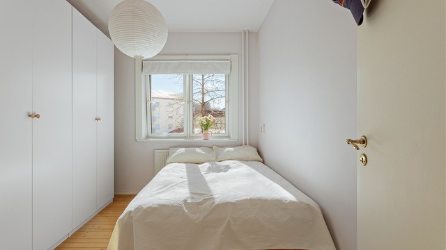 Soverommet har god plass til dobbeltseng og en hel garderobevegg for rikelig med oppbevaring.