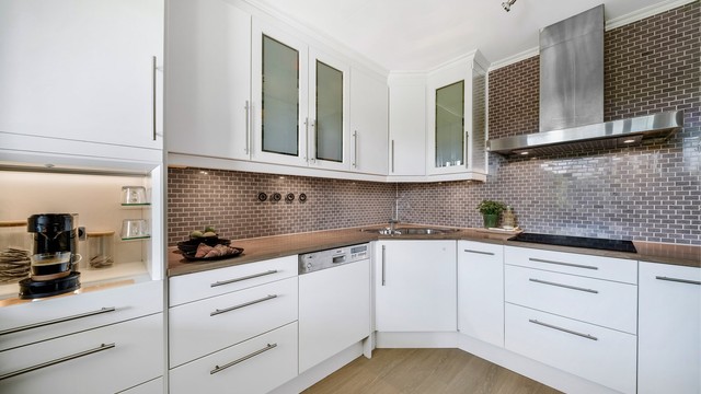 Kjøkkeninnredning med glatte fronter og laminat benkeplate.