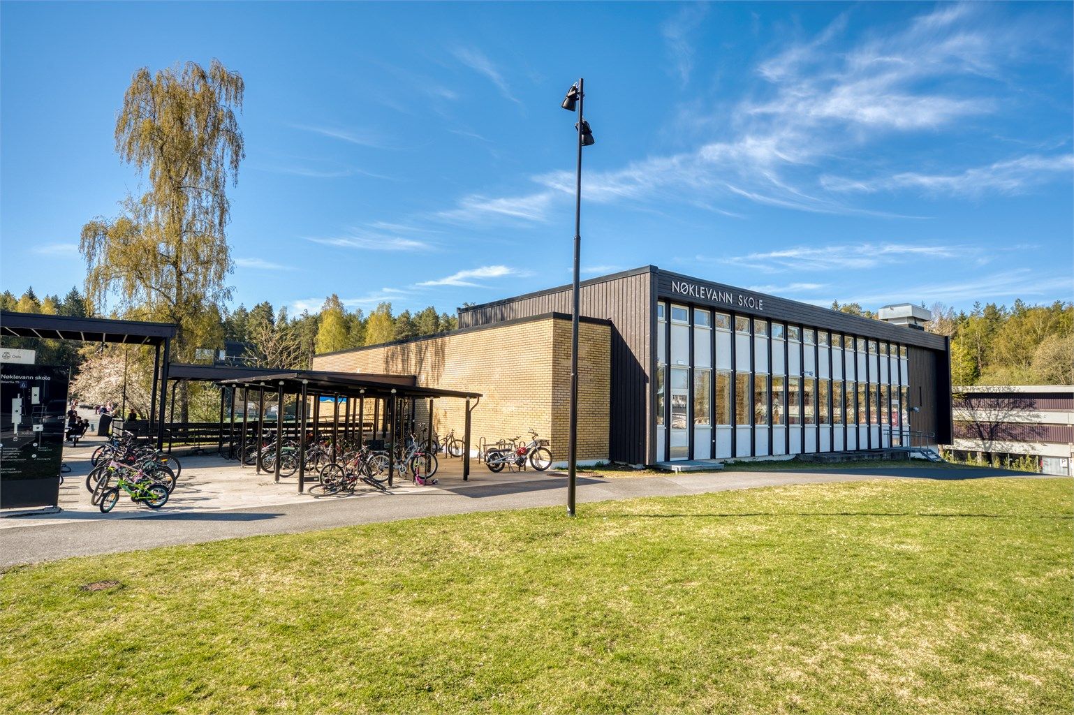 Nøklevann skole ligger få minutter unna med gange. 