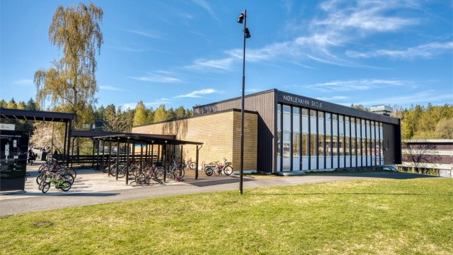 Nøklevann skole ligger få minutter unna med gange.