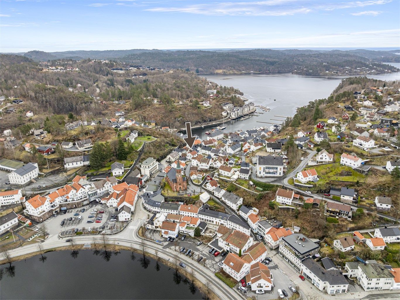 Kort vei til sjøen og havna til fots fra huset. I havna kan man leie båtplass, spise middag eller innom bakeri for et ferskt brød.