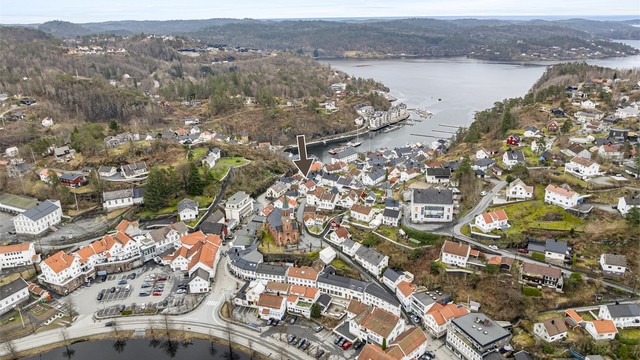 Kort vei til sjøen og havna til fots fra huset. I havna kan man leie båtplass, spise middag eller innom bakeri for et ferskt brød.