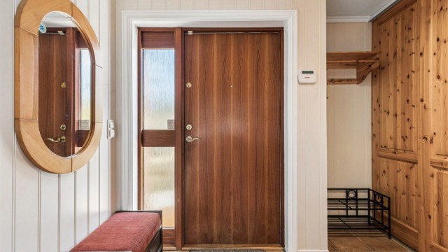 Inngangspartiet har flislagt gulv med varmekabler og god plass til oppbevaring av yttertøy.