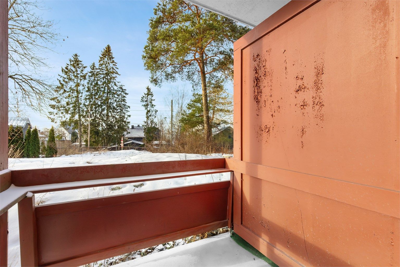 Leiligheten ligger i byggets 1. etasje/underetasje, med heisadkomst til de andre etasjene. Standard er hovedsakelig fra byggeår og full oppussing må påregnes. Foto: Petter Tanum /TanumFoto